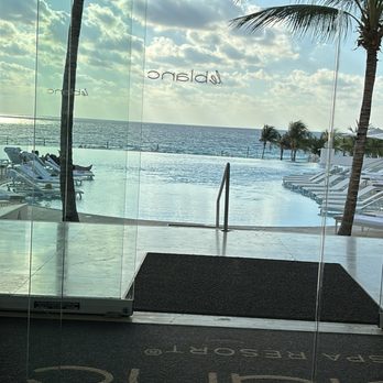 Le Blanc Spa Resort Cancun - Main pool - Hotels Near Me - Cancún, ROO