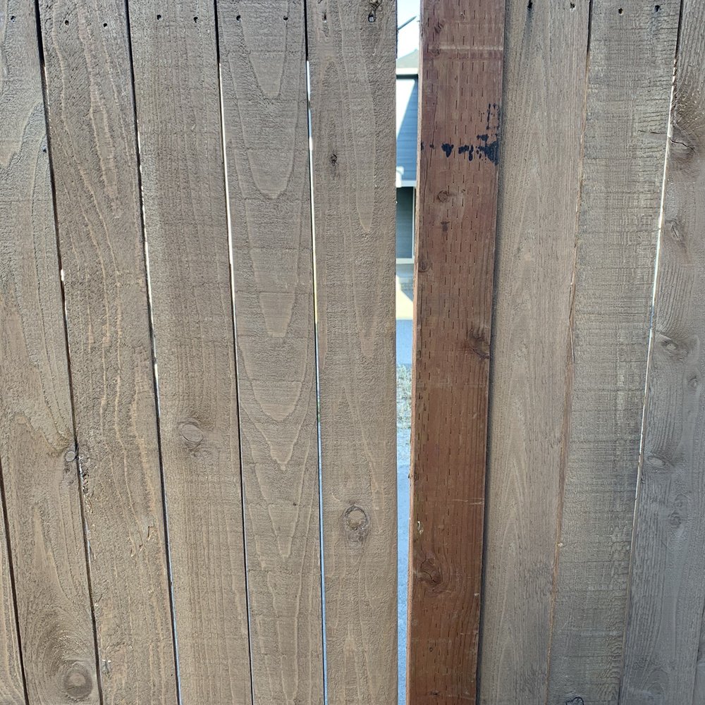 Panel separating. Drop down to alley below. They repaired it by wrapping a ratchet strap to the posts and cinching it together.