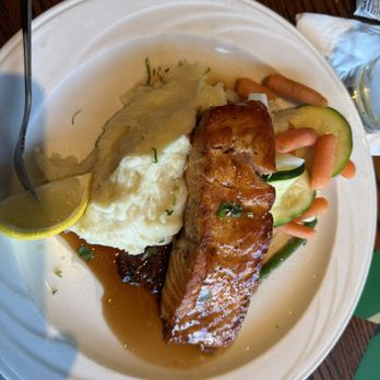 Donahue's Madison Beach Grille - Atlantic Salmon - American Near Me - Madison, Connecticut