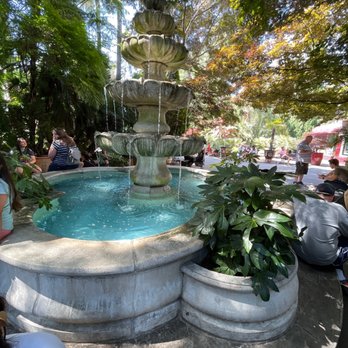 Tower Cafe - Cute shady waiting area - Breakfast & Brunch Near Me - Sacramento, California