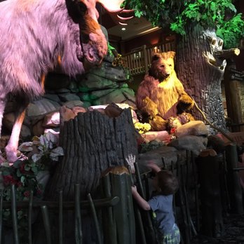 Great Wolf Lodge - Amazingly real-looking, talking singing and joke telling animals in the lobby! - Hotels Near Me - Niagara Falls, Ontario