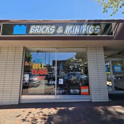 Bricks & Minifigs