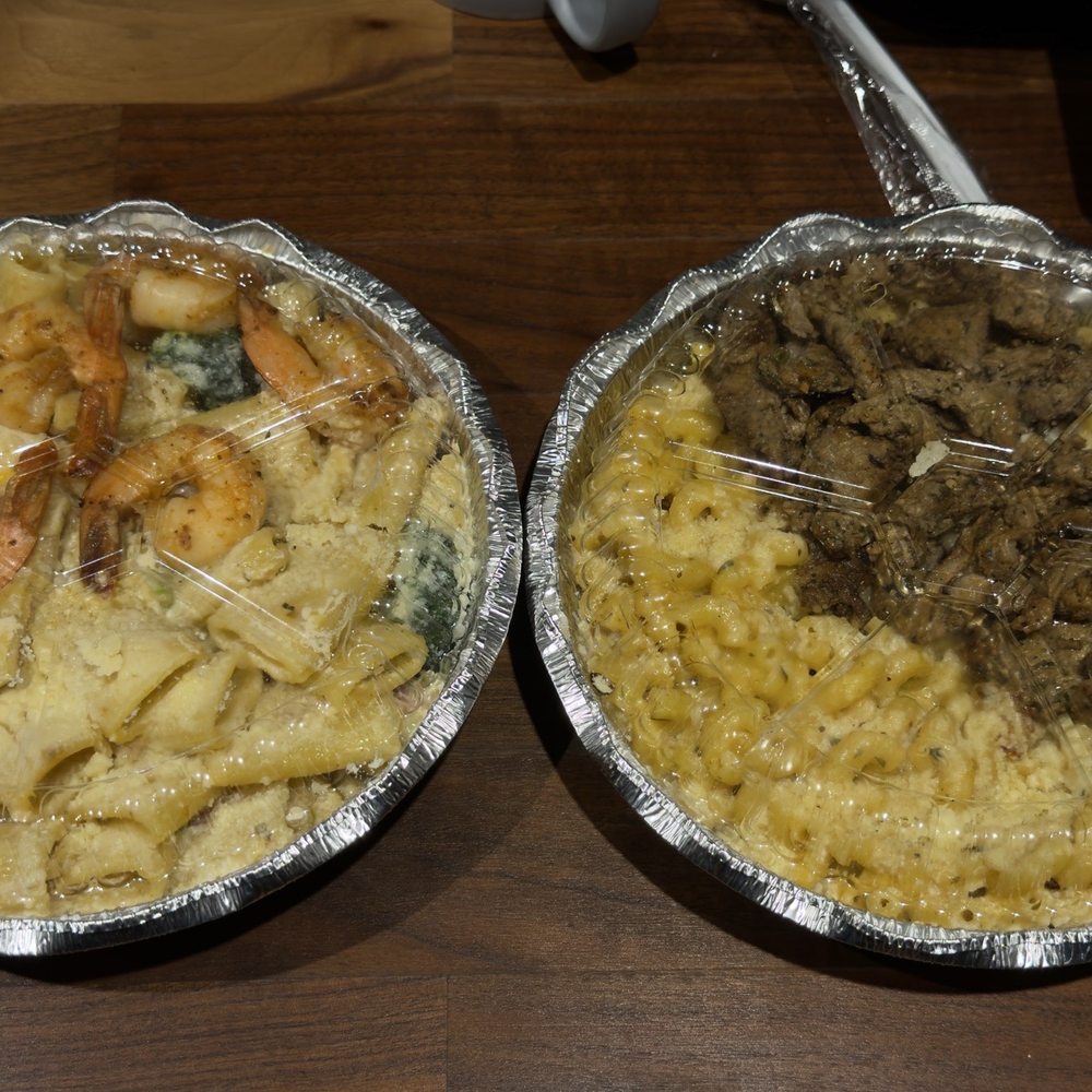 Rigatoni with Alfredo sauce and garlic shrimp and Mac n Cheese with Carne asada Rigatoni with Alfredo sauce and garlic shrimp and Mac n Cheese with Carne asada