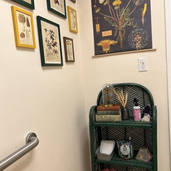 Great Oak Tattoo - Restroom - Tattoo Near Me - Miami, Florida Great Oak Tattoo - Restroom - Tattoo Near Me - Miami, Florida