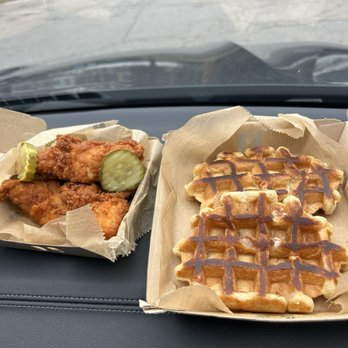 Chuck's Hot Chicken - Food - Chicken Shop Near Me - Maryland Heights, Missouri