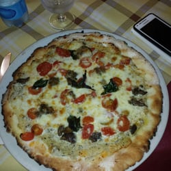 Adde' Figliole - Pizza senza glutine, con pomodorini, ricotta, provola, funghi, e tartufo.