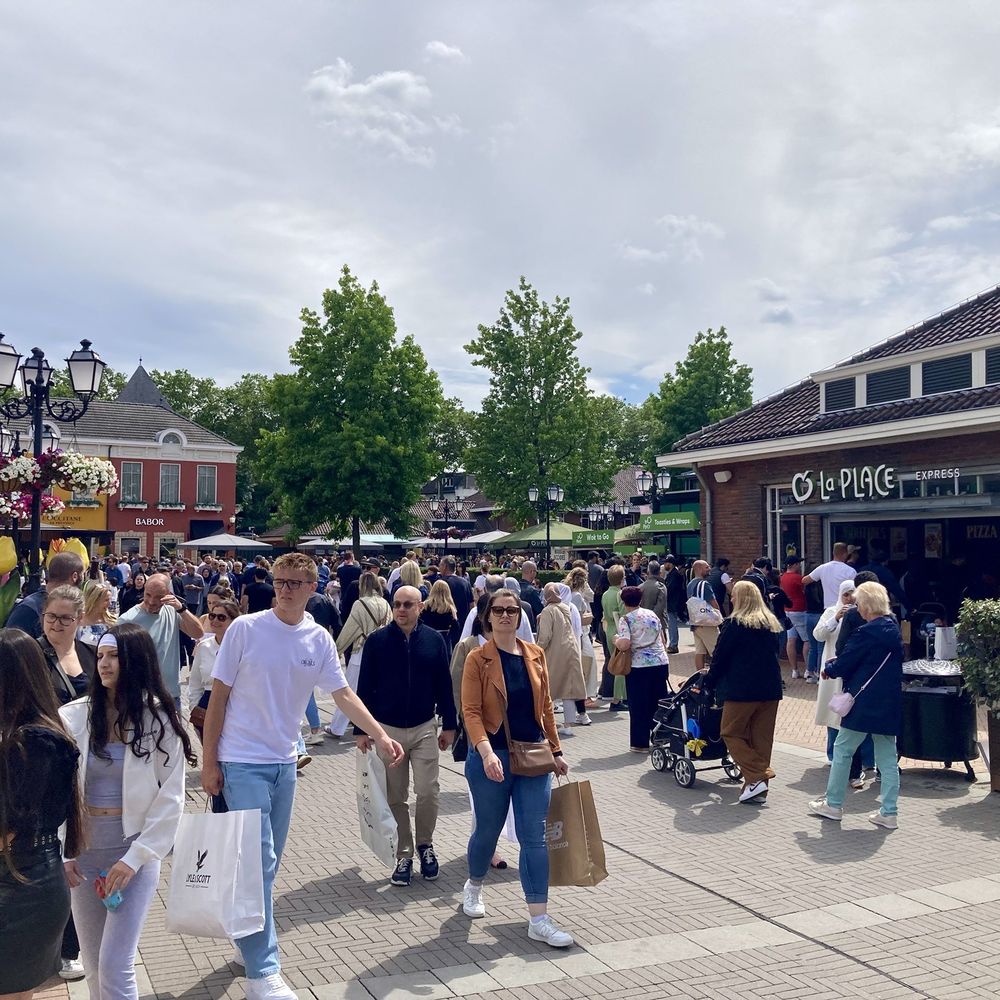 Designer Outlet Roermond - Busy in the outlet-streets - Outlet Stores Near Me - Roermond, LI