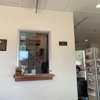 CardinaleWay Volkswagen - Service waiting area - Oil Change Stations Near Me - Corona, California CardinaleWay Volkswagen - Service waiting area - Oil Change Stations Near Me - Corona, California