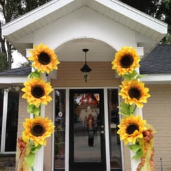 Southern Exposure - Ms Lowee decorated a bright entryway