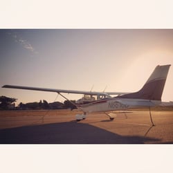 Camarillo Flight Instruction - One of CFI's beautiful Skyhawks. N6616D has a Garmin GNS430 GPS for easy navigating!