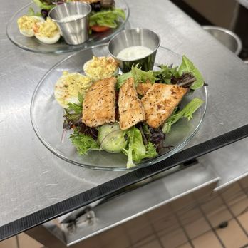 Jett's Grill - Spring salad with salmon - American Near Me - Marfa, Texas Jett's Grill - Spring salad with salmon - American Near Me - Marfa, Texas