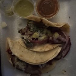 Taqueria Otro Rollo - Taco de trompo y lengua-tortilla de maíz y salsa