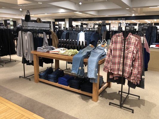 Bloomingdale's by null