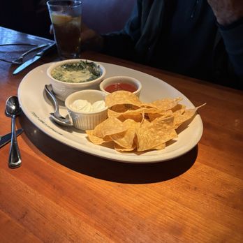 Rutherford Grill - Spinach Dip and fresh chips! - American Near Me - Rutherford, California