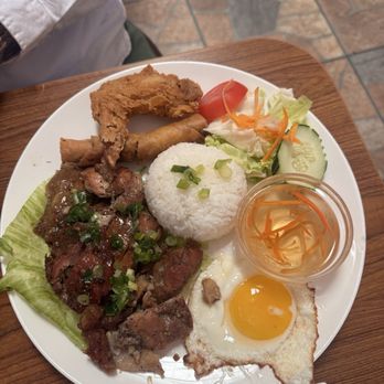 Pho Golden - 53. Com Thap Cam Dae Biet 04 / 組合米板蝦、炒雞蛋、雞蛋卷、豬肉飯 炸雞翅 - Vietnamese Near Me - San Francisco, California Pho Golden - 53. Com Thap Cam Dae Biet 04 / 組合米板蝦、炒雞蛋、雞蛋卷、豬肉飯 炸雞翅 - Vietnamese Near Me - San Francisco, California