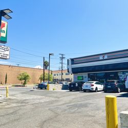 7-Eleven - A plethora of parking.