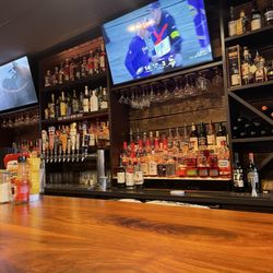 Barrel 33 Tavern & Grill - Bar area