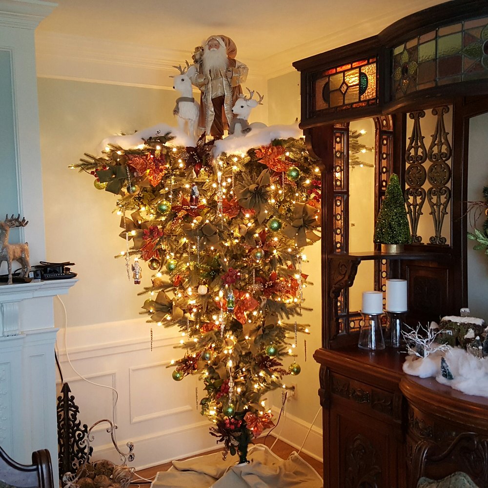 Lochnaiar Inn - Upsidedown Christmas tree! - Bed & Breakfast Near Me - Racine, Wisconsin