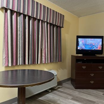 Super 8 by Wyndham Clinton - King room - Hotels Near Me - Clinton, Oklahoma Super 8 by Wyndham Clinton - King room - Hotels Near Me - Clinton, Oklahoma