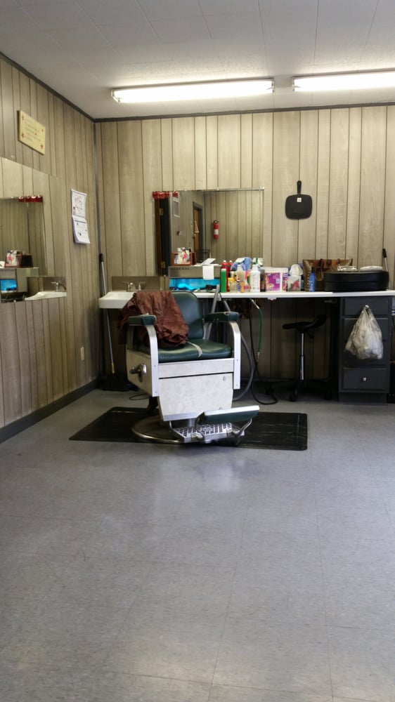 Dana's Barber Shop Logo