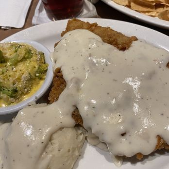 Cheddar's Scratch Kitchen - Chicken fried steak, mashed potatoes and broccoli casserole. There's also a piece of toast underneath the chicken fried steak. - American Near Me - San Antonio, Texas