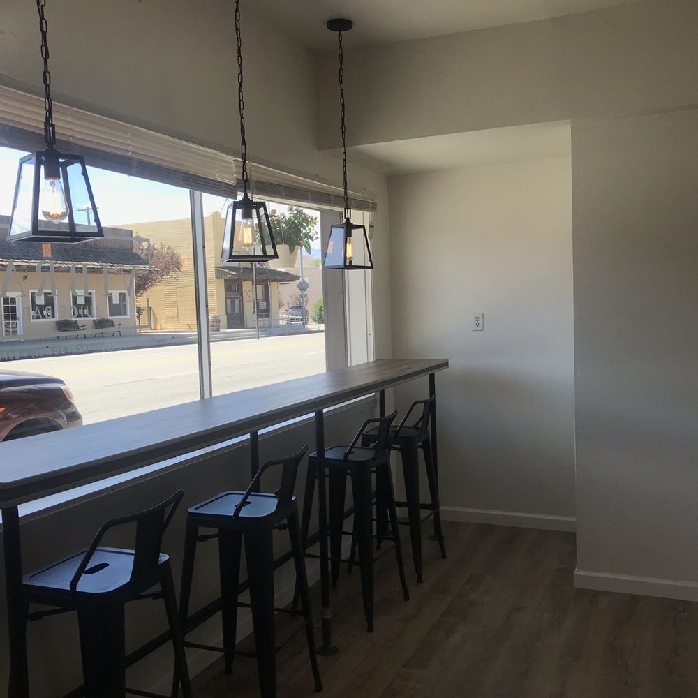 Vibras Juice Bar - Bar sitting area with a great view - Coffee & Tea Near Me - Lone Pine, California Vibras Juice Bar - Bar sitting area with a great view - Coffee & Tea Near Me - Lone Pine, California
