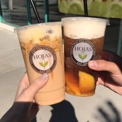 Hojas Tea House - Crema con miel and luscious mango with mango slices