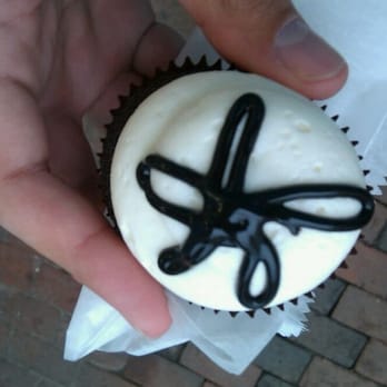 Georgetown Cupcake - Lava fudge - Cupcakes Near Me - Washington, DC, District of Columbia Georgetown Cupcake - Lava fudge - Cupcakes Near Me - Washington, DC, District of Columbia