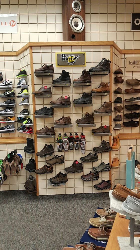 TRADEHOME SHOES Updated September 2024 320 West Kimberly Rd, Davenport, Iowa Shoe Stores