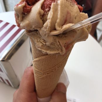 Gelataria Santini - Strawberry basil and hazelnut - Gelato Near Me - Porto, 13 Gelataria Santini - Strawberry basil and hazelnut - Gelato Near Me - Porto, 13