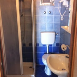 Manuel's Guesthouse - Best bathroom so far.
