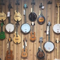 Homestead Pickin' Parlor - Here is a look at the instrument selection at the homestead pickin' parlor.