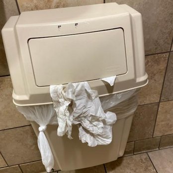 Pollo Tropical - Trash can overflowing with trash - Fast Food Near Me - Ft. Myers, Florida Pollo Tropical - Trash can overflowing with trash - Fast Food Near Me - Ft. Myers, Florida