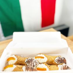 Duci Gelato Of Sicily - Sicilian cannoli