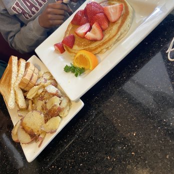 Keke's Breakfast Cafe - Strawberry pancake, toast, house potatoes - Breakfast & Brunch Near Me - Windermere, Florida