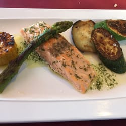 Cop de Mar - Salmón, muy bonito pero mal acompañado, el maíz, calabacín, berenjena y espárrago le quedaría mejor a un chuleton