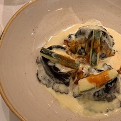 San Daniele - Ravioli de homard - encre de seiches, tempura de courgettes, jus de crustacés. 2022 09 20. M1.