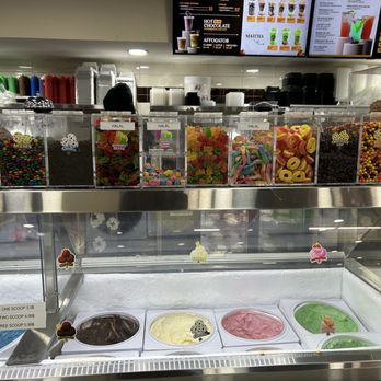 Chocolate House - Hard scoop ice cream with toppings, some that are Halal. - Creperies Near Me - Bethpage, New York