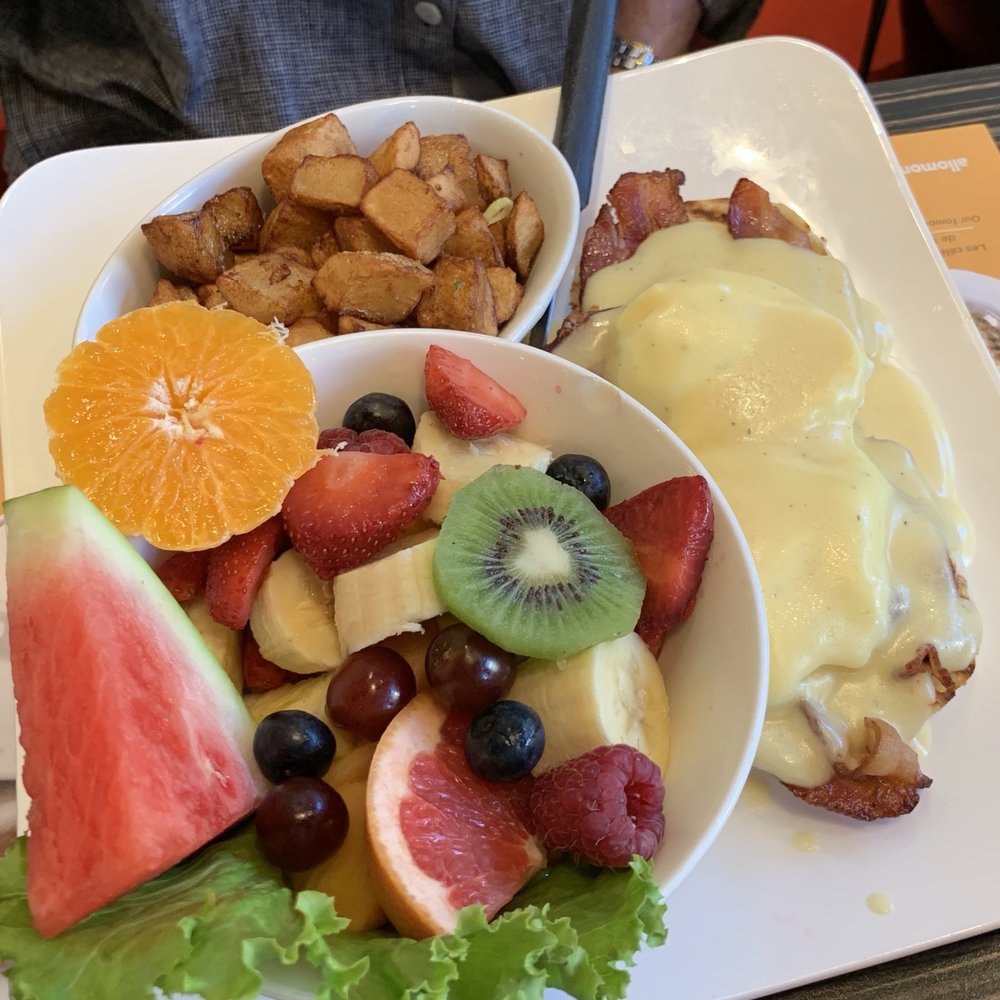 Allô! Mon Coco - Eggs Benedict with bacon and Coco cubes potatoes - Breakfast & Brunch Near Me - Montreal, Quebec