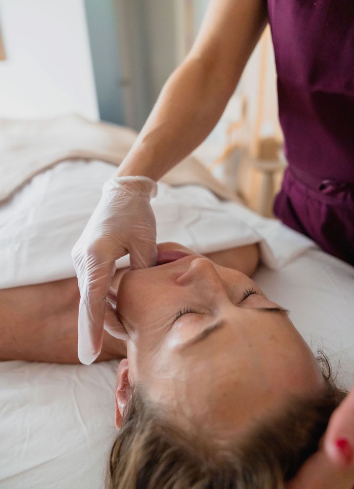 Courtney G Bodywork Logo