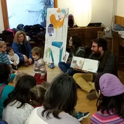 Llibreria Documenta - Un matí infantil de dissabte a la llibreria. 
A storytelling session for kids on Saturday morning.