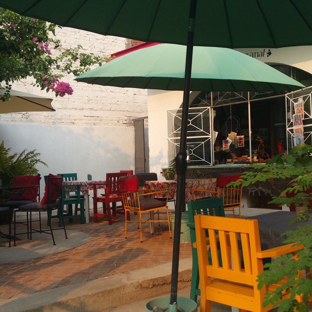 La 133 - I love the mélange of lushious plants and colorful table arrangements! - Breakfast & Brunch Near Me - Zapopan, JAL La 133 - I love the mélange of lushious plants and colorful table arrangements! - Breakfast & Brunch Near Me - Zapopan, JAL