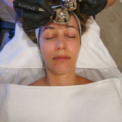 Cleanse, hydrate, glow. Ice globes calm, de-puff and tighten skin to seal in that post Hydrafacial glow.
