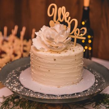Yogi Baker - a wedding cake on a plate - Bakeries Near Me Yogi Baker - a wedding cake on a plate - Bakeries Near Me