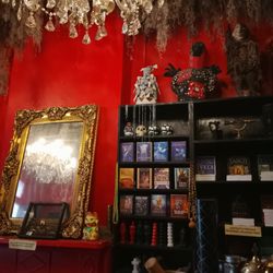 The Voodoo Bone Lady Tours - Shop innen