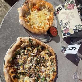 Carruth Cellars - Cheesy bread and Chick pizzas - Wine Tasting Room Near Me - Oceanside, California