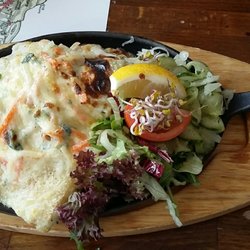 Zum glücklichen Matthias - Drei Fischfilets auf Bratkartoffeln überbacken mit Käsesauce