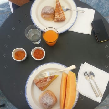 Le Sibille - dal buffet della colazione: melone fresco, saccottino caldo, torta al limone divina fatta in cas, succo d'arancia e marmellate fatte in casa - Bed & Breakfast Near Me - Taormina, Maine