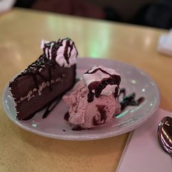 El Coyote - Khakis chocolate cake