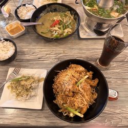 Thai Kitchen Wentzville - Seafood Hot Pot, Green Curry Chicken, Pad Thai